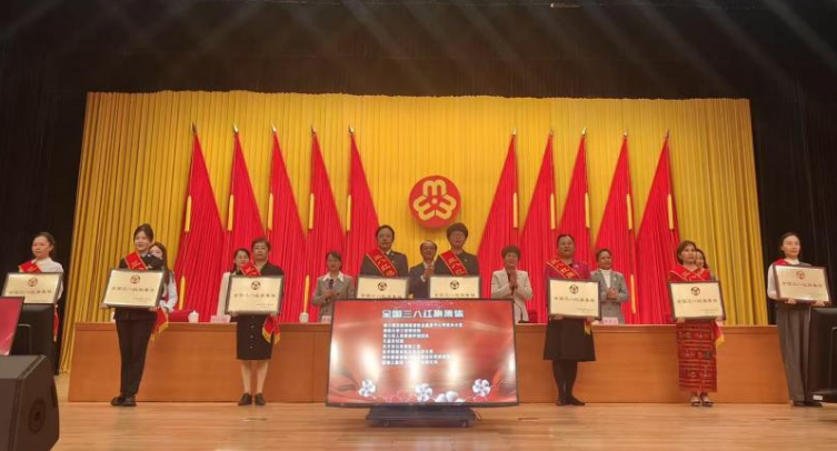 禁忌书屋
护理团队荣获“全国三八红旗集体”称号